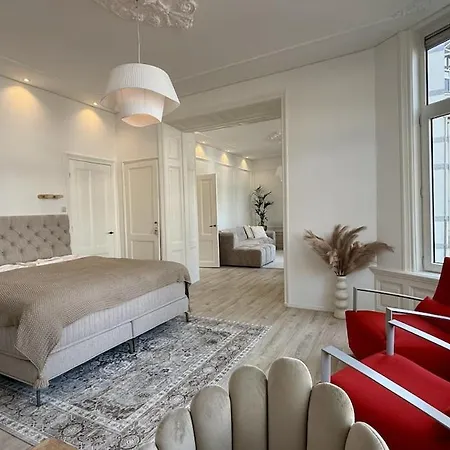 Stylish With A Sunny Balcony Near The Sea 아파트